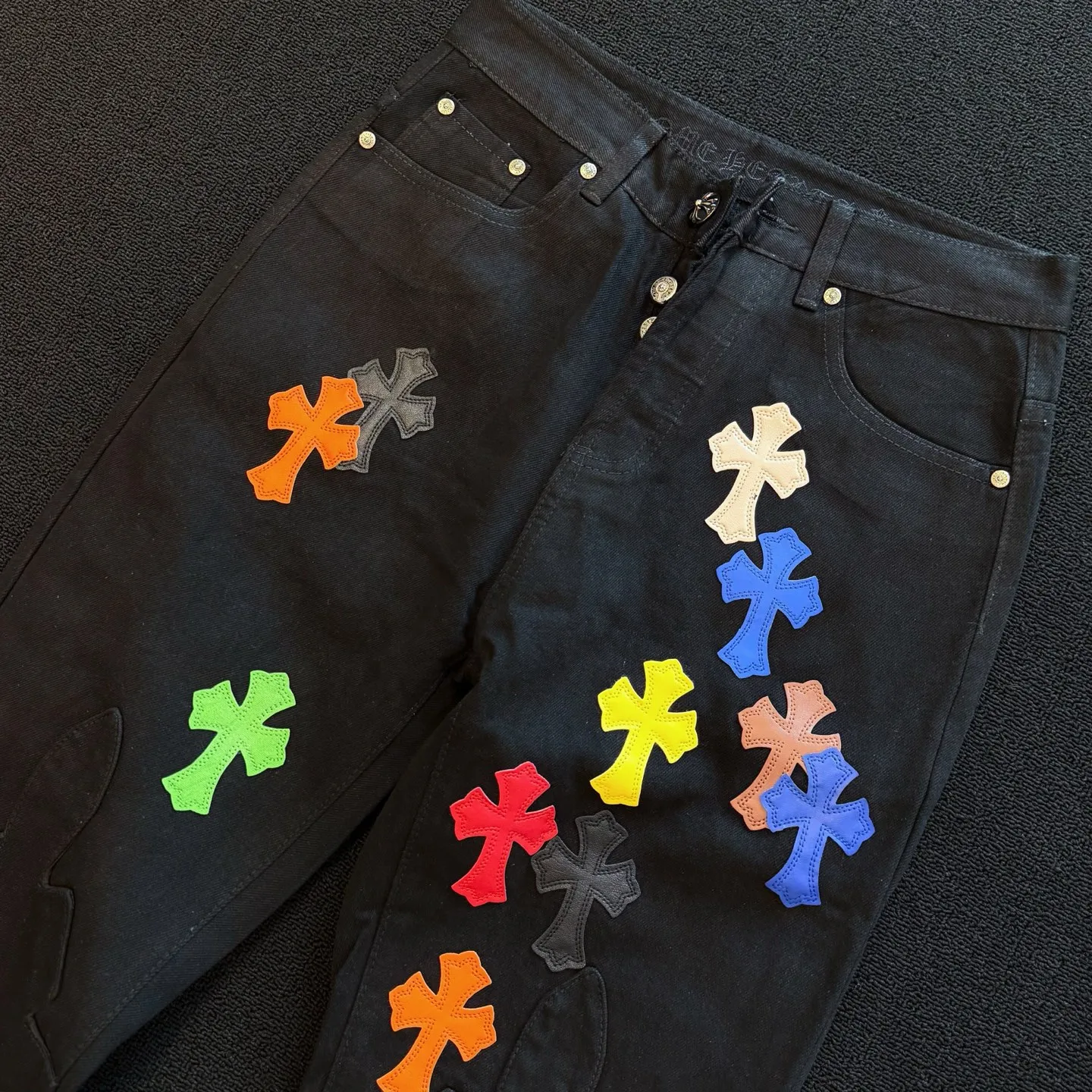 P280 Style No.: D358 ChromeHearts Chrome Colored Leather Straight Jeans Ceiling-Level Jeans A pair is hard to find at the counter‼ ️About Zangyin✅This is an extremely luxurious fashion brand that can also be called the aristocracy of the high street. It has always been an exclusive brand for some hipsters or rich second generations. The color of this model is already very eye-catching by using a unique washed material. It is decorated with pink patch cross flowers, which cleverly highlights the charm of the brand. Secondly, this model adopts a classic high-waist cut design, which highlights the long legs and fashionable temperament of the upper body. The brand is highly recognizable and the slim-fitting configuration is more suitable for daily wear. The personality will be fashionable and the specifications can be seen at a glance. Materials and technology ✅ Needless to say, this point goes without saying. As an excellent craftsman brand, Zangyin's requirements for details and craftsmanship are really perfect. The washed color of this model has gone through a lot of processes, not to mention the embellishment of the denim appliqués. It is also purely handmade and sewn. Just like what they believe in, only handmade things have soul and have the meaning of wearing. A top-notch heavy-duty fashionable denim item, recommended by both hands‼ ️ Size: 28, 30, 32, 34, 36 (S-XXL) Color: black Size reference: Pants length 100 102 104 106 106 Waist 72 76 80 84 88 Recommended weight S (about 110 pounds) M (about 140 pounds) L (about 140 pounds) XL (about 165) XXL (about 185)